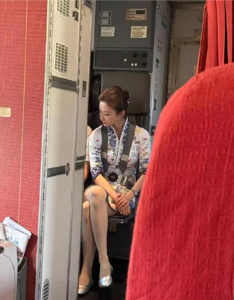 无意间看到的，不懂就问，她的膝盖怎么了？也太不小心了吧，磕得到处都是，肯定很疼吧