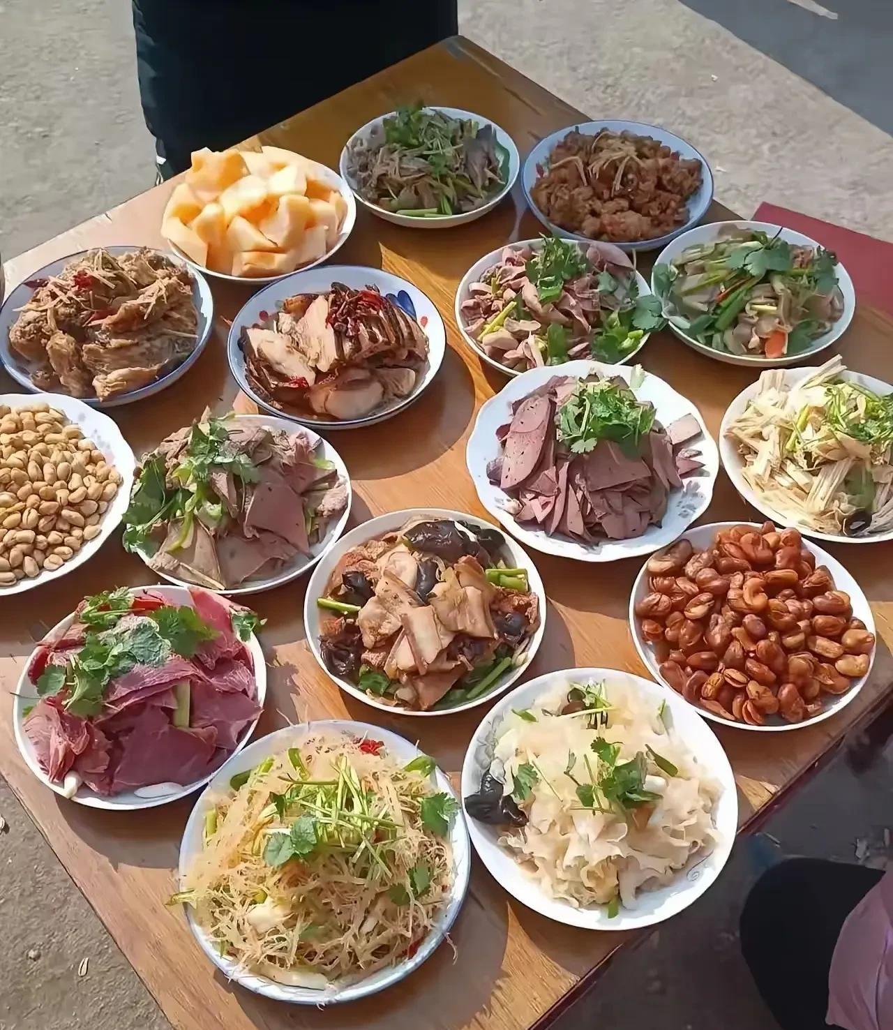 大河南农村酒席凉菜，8个肉菜，8个素菜，比我们山西那村农村酒席好，山西农村这边一