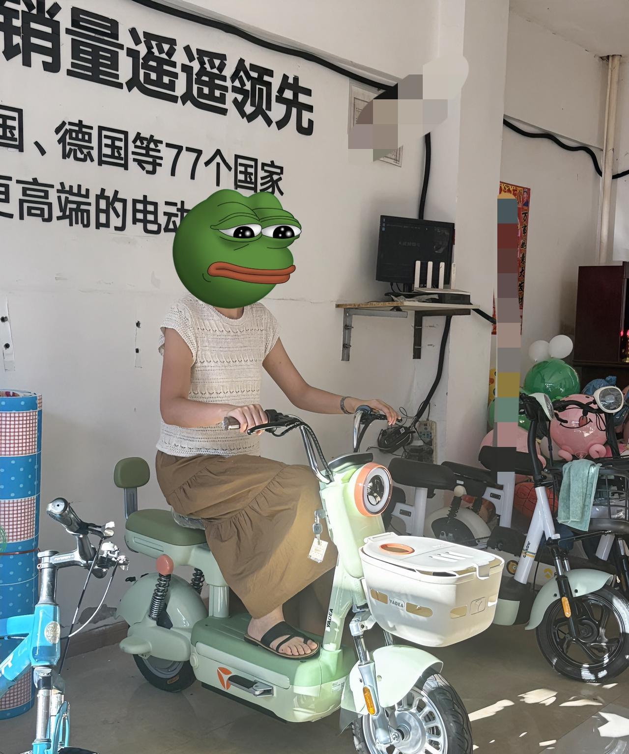 我有一个三轮车，已经十年了，我嫌它太旧，想换了它。但是三轮车能遮风挡雨，还能接