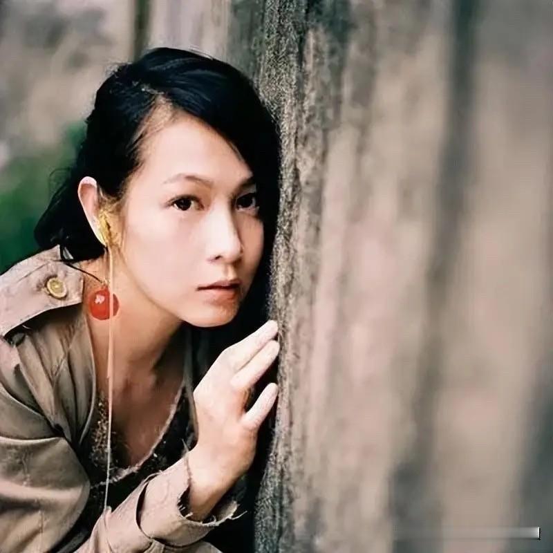 当年，张艾嘉执导电影《少女小渔》时，她铁了心要让刘若英来演女主角，可剧组里几乎所