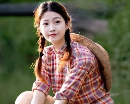 1972年，21岁的知青李文忠，救起一名11岁的落水女孩，当女孩醒来睁开眼睛看到