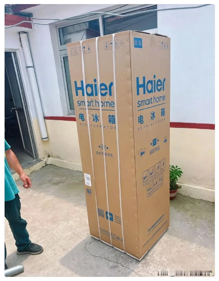 冰箱送到楼下，师傅说上七楼，再加50。我说，那你搬回去吧，我退货。就为这50块？