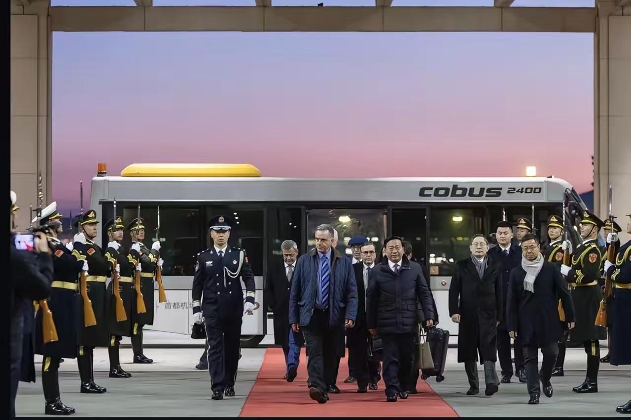 乌拉圭总统。2月1号早上就抵达北京了。乌拉圭总统奥尔西到达北京。有意思的是，他下