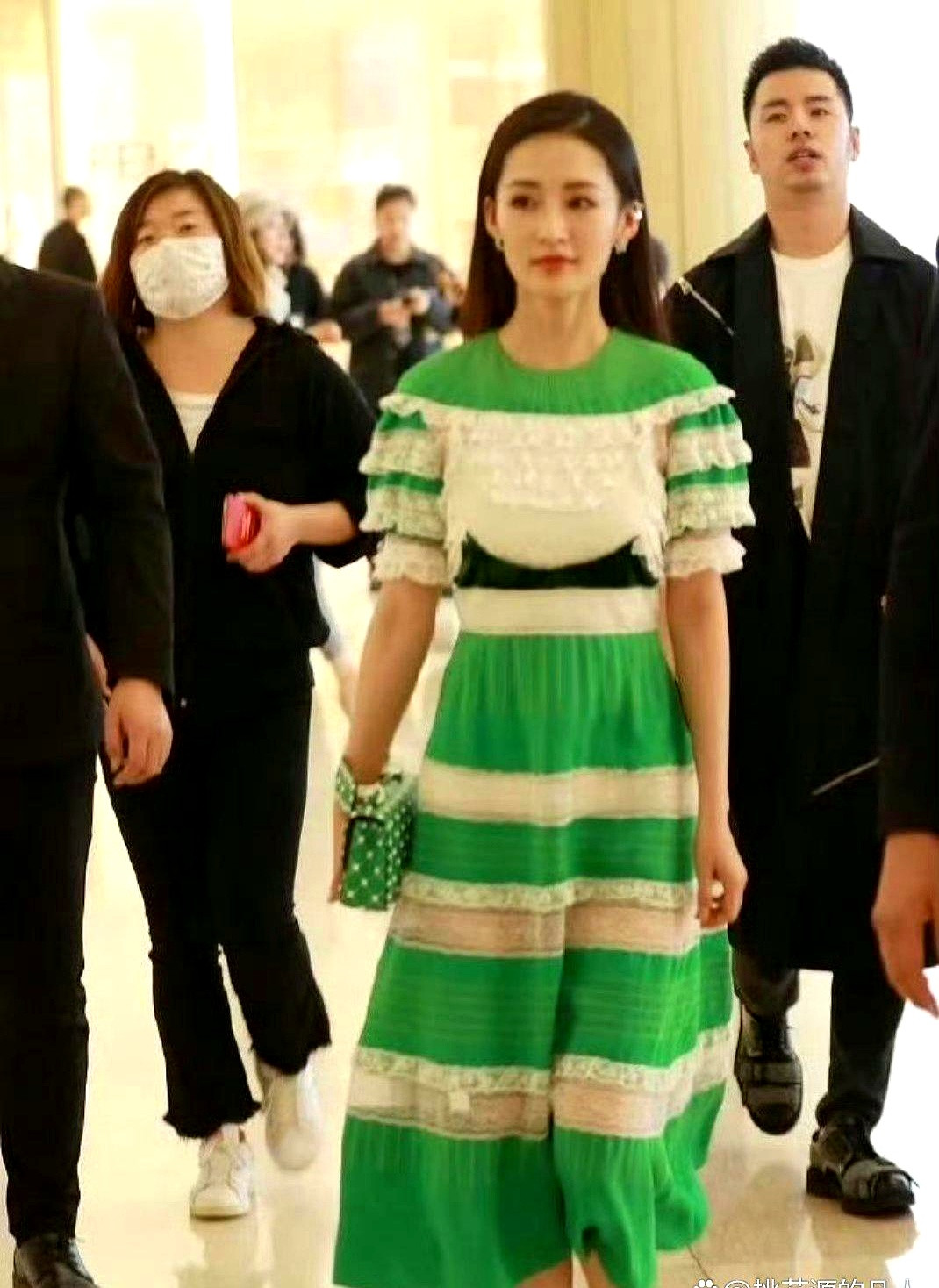 李沁最近的造型引发热议。那裙子，怎么说呢，单独看确实有点年代感。小学校服的既视感