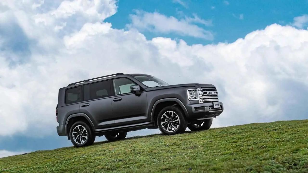 长城汽车旗下魏牌近日官宣新车V9X由董事长魏建军代言并发布海报，但随即被网友指出