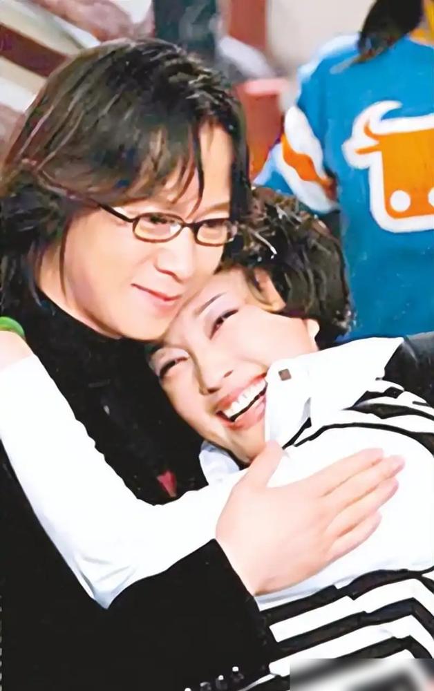 67岁的阿峰，现在天天泡在西安的公园里。要么遛鸟晨练，要么陪孙子玩，日子过得