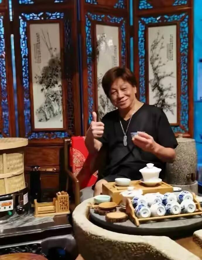 梁小龙三个子女现状大女儿是梁小龙与第一任妻子黎爱莲所生，从小跟着母亲在香港生