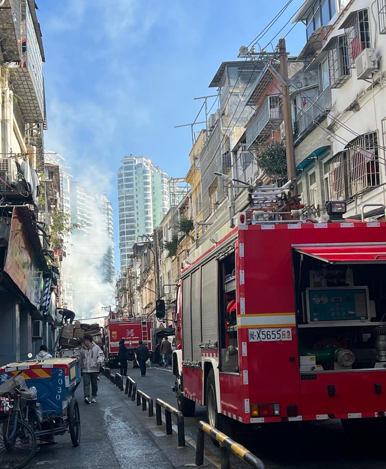 厦门八市附近火灾…在开元路口这里，火很大，说真的像乱拉电线、木板搭盖这些问题