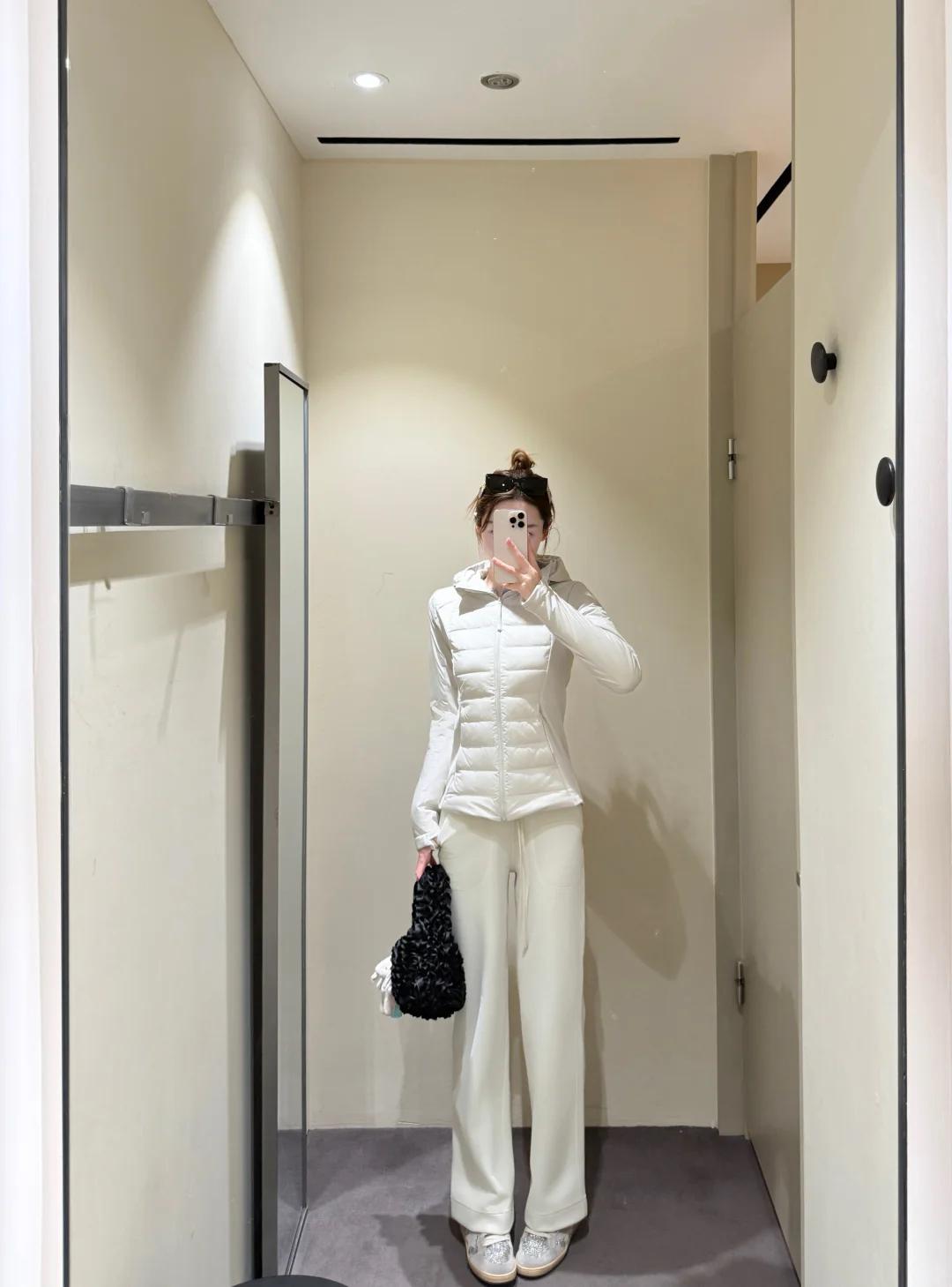 Lululemon让瑜伽裤走进了咖啡馆和办公室，始祖鸟的软壳冲锋衣也成了都市街头