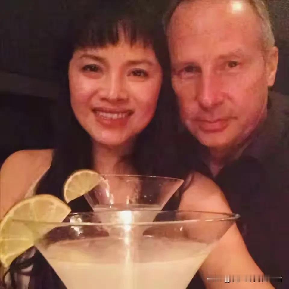 演员石兰最近回国探亲聚会的照片被曝光，年近6旬，梳着麻花辫，依然美艳动人。她有