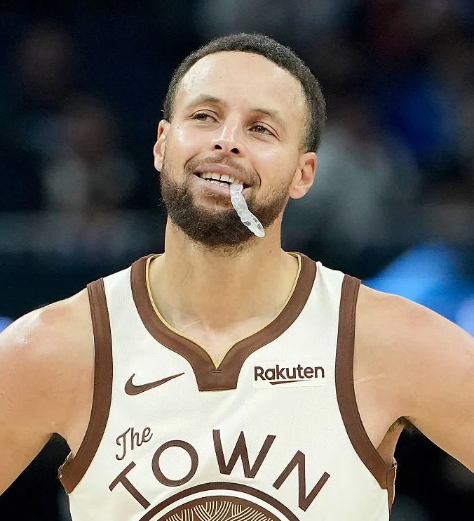 据AnthonySlater报道：赛后，斯蒂芬·库里在球员通道里一瘸一拐的，看