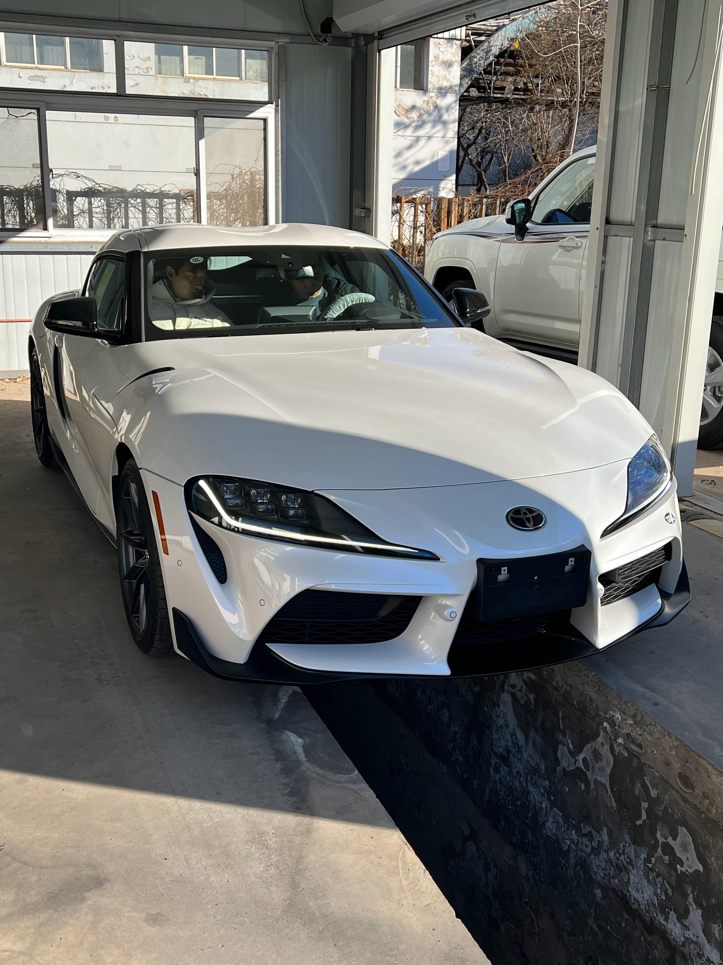 四川来的客人，赶上了天津最近最冷的一天上地沟验验车，看看这满身的BMWlogo