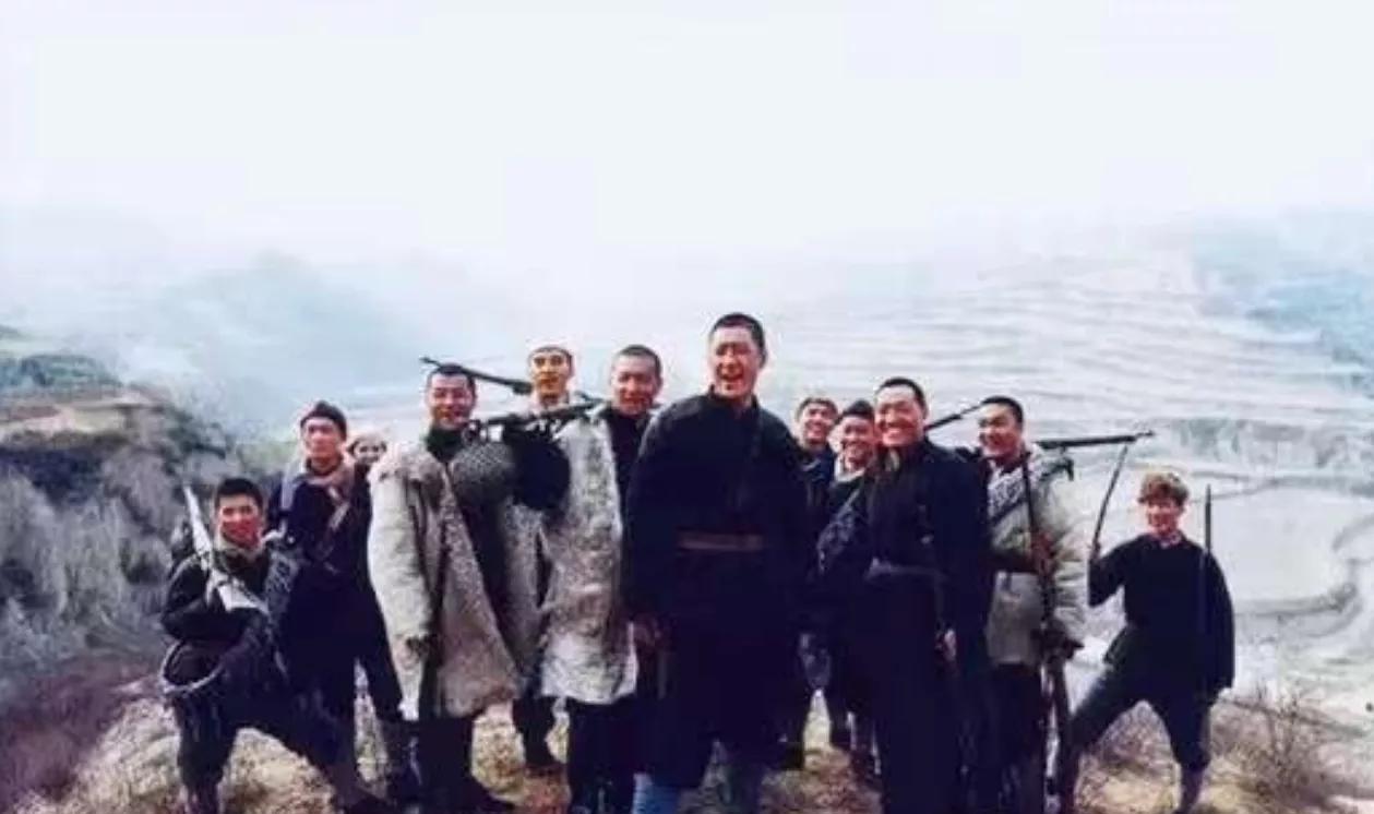1942年，长工康有富，刚进入地主康锡雪儿媳房中，就被堵在门口。康有富苦苦求饶，