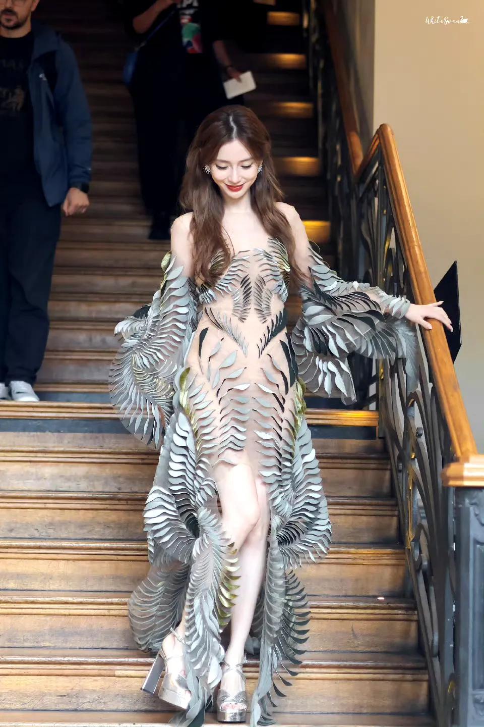 今晚，黄晓明要失眠了！前妻Angelababy一身透视装闪耀巴黎，为内娱争光