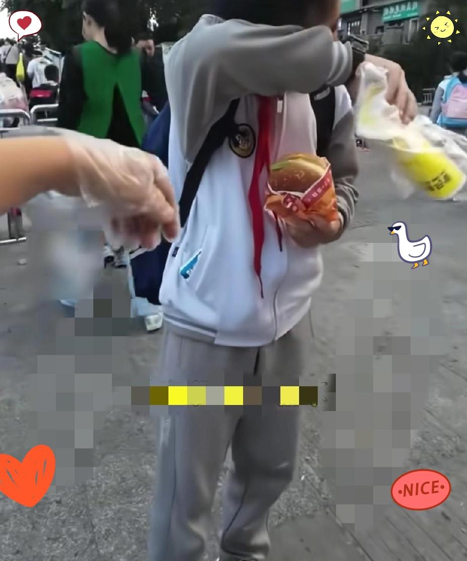 背着书包的小男孩在早餐摊旁突然哭了，这幕让路人都心头一紧！原来，孩子买的早