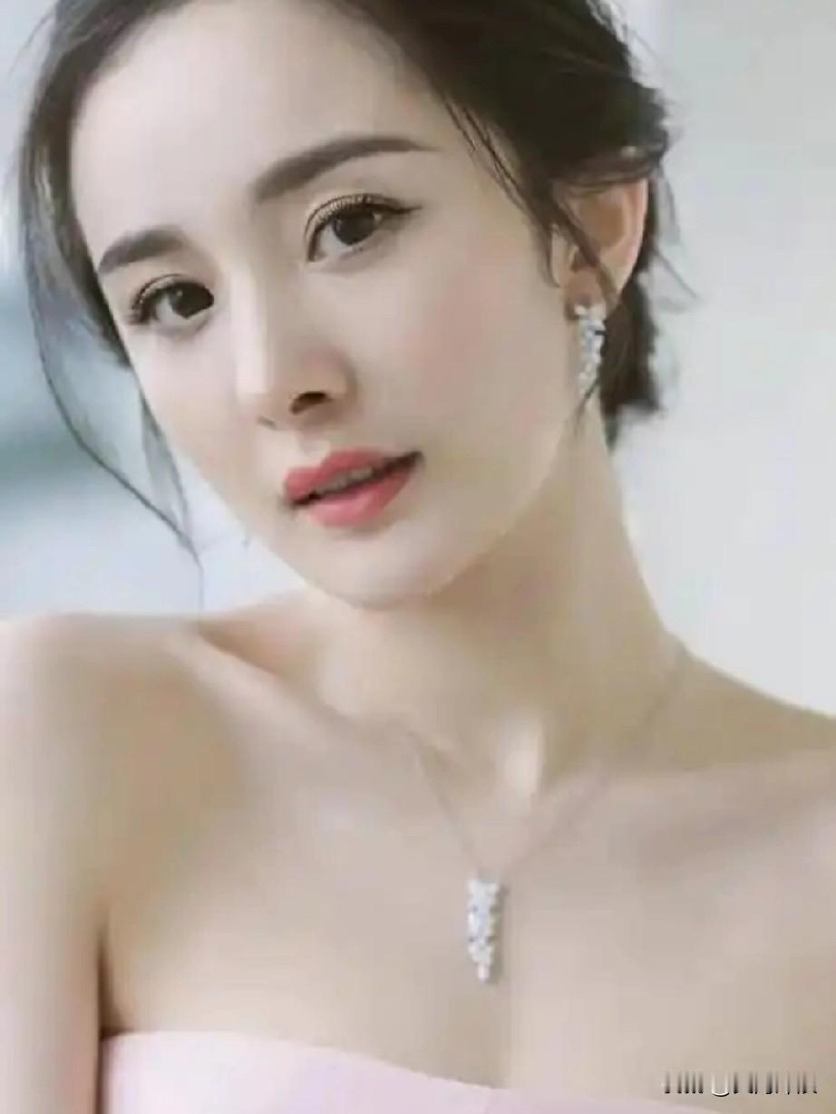 中国诗人为杨幂写的一首“接龙诗”！杨柳轻风抚玉筝筝韵幂影入画屏屏幕光束著