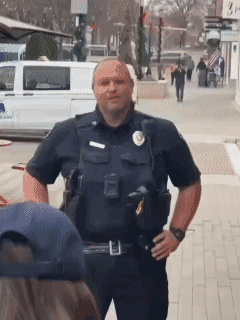 北卡罗来纳州，一名激进分子偷摸着从身后把饮料泼到了一名身材魁梧的警察的头上，结果