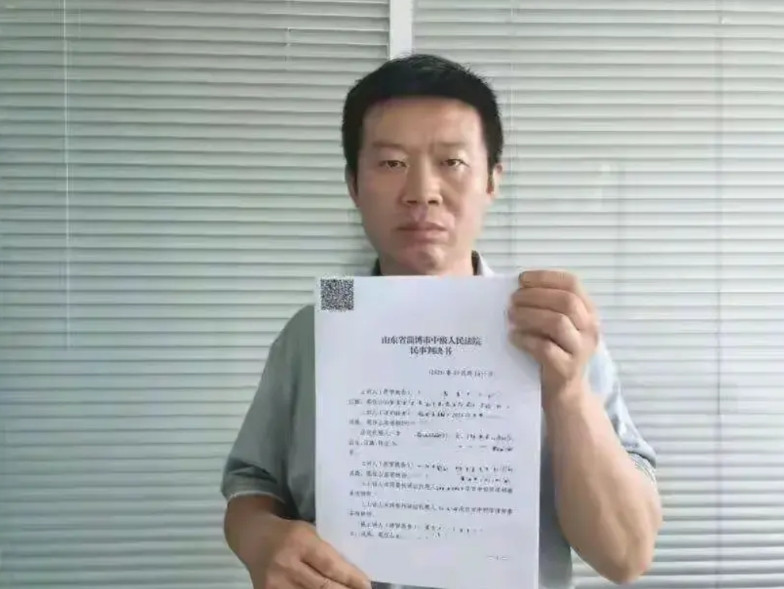在我心里，他已经被评为年度最委屈的人了。2002年结婚，2004年生了长子，