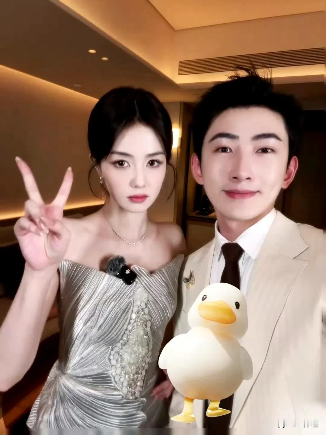 白鹿天生丽质，美颜瘦脸功能只会破坏她的美貌！看看这个男主持人，为了自己的美貌，