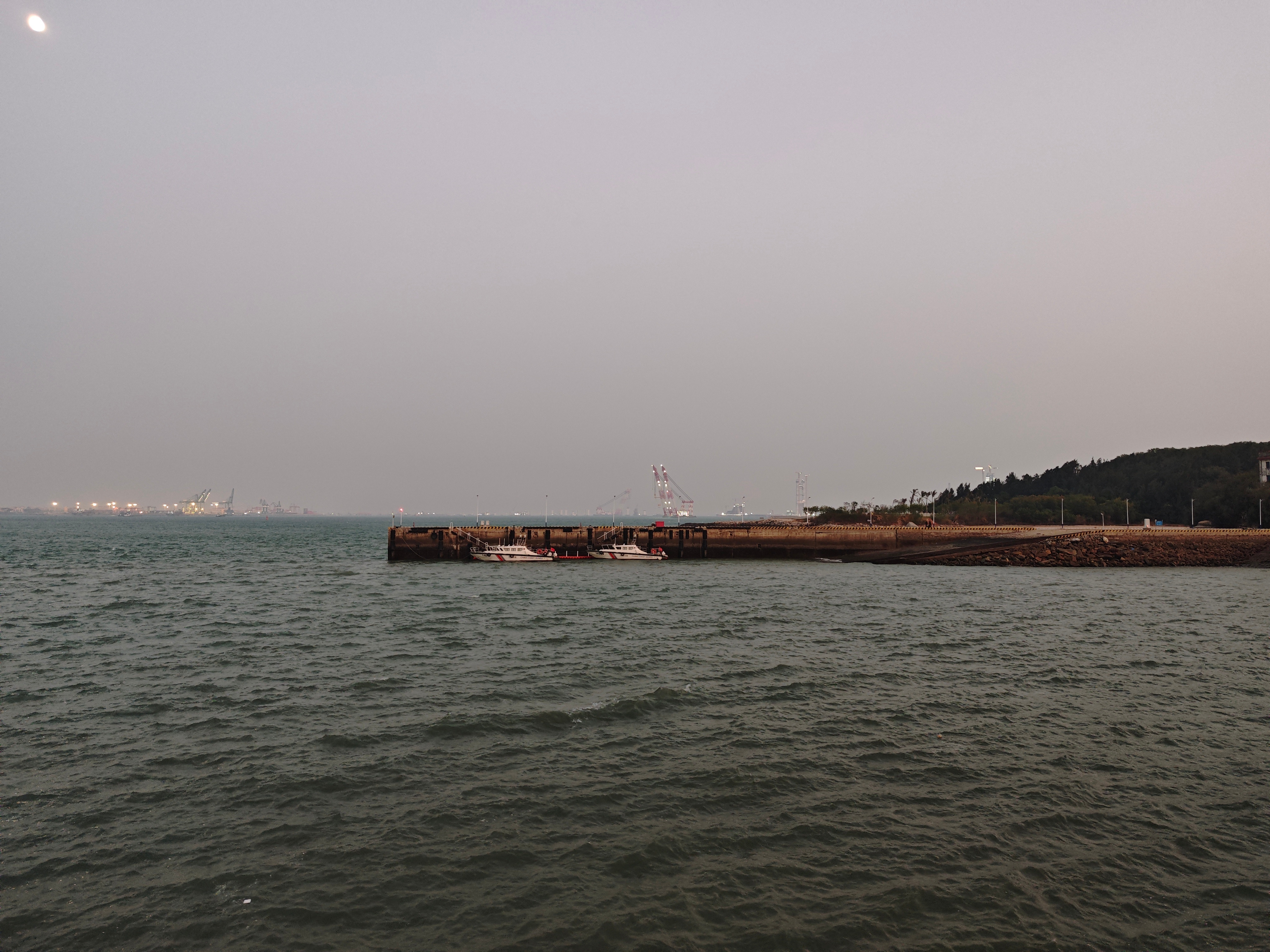 这应该就是传说中的厦金大桥-厦门段的主塔！据报道：厦金大桥厦门段的主塔于12月1