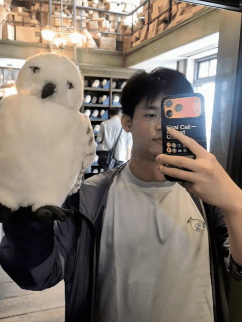 潮男林诗栋解锁放松模式[大笑]！林诗栋和海南队队友居泽强，还有一路陪伴的刘姐，