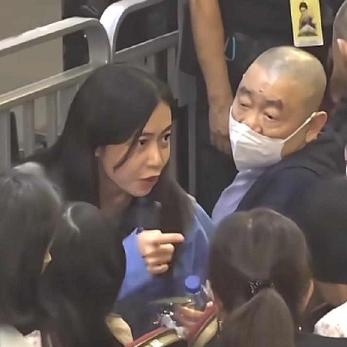 刘銮雄和甘比一起去看谭咏麟演唱会，座位席上，甘比和邻座侃侃而谈，依稀还能看到