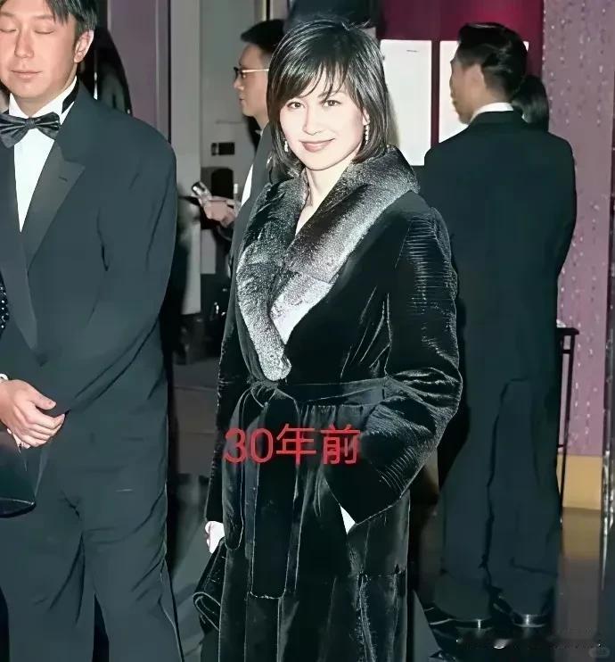 这件价值30万港币的貂皮大衣是陈百强送给何超琼的，何超琼珍藏到现在舍不得丢，时不