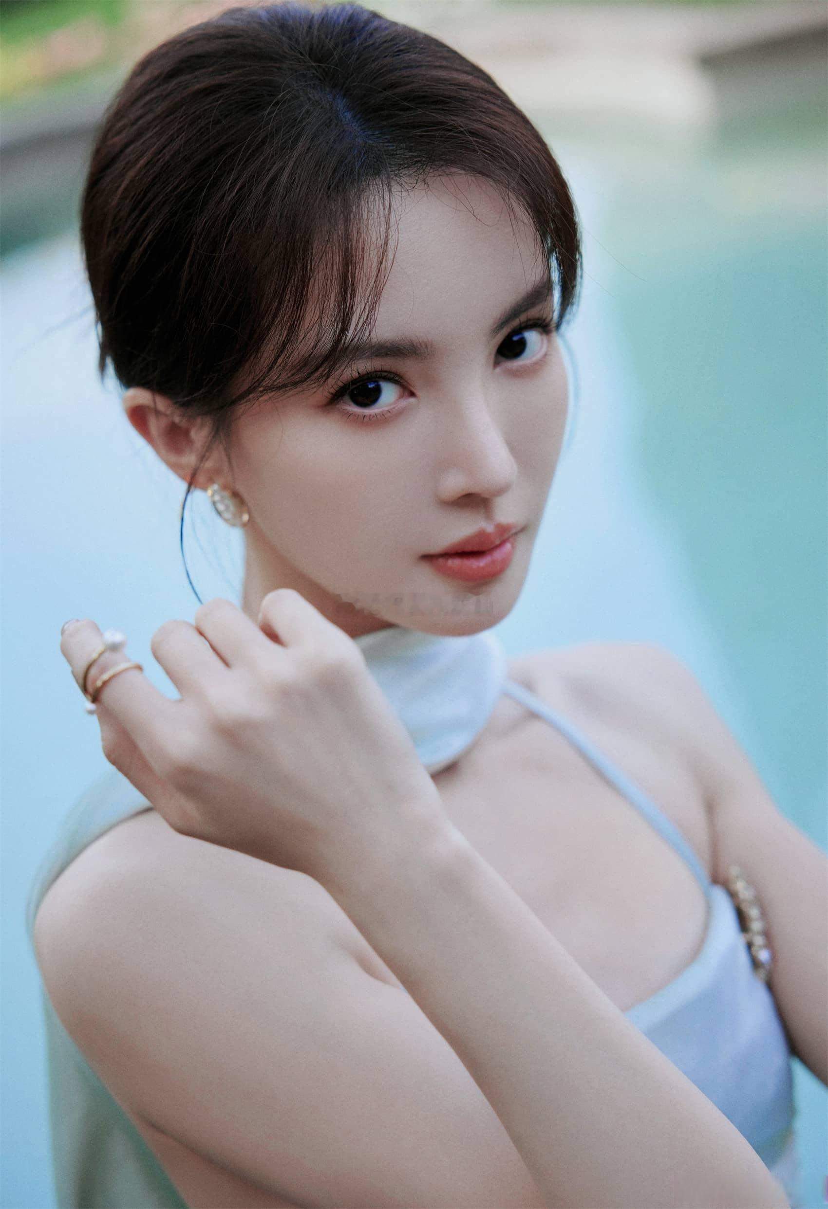 金晨幽默回应传闻：再也不自己化妆了，还说花那钱干什么呀？不如自己吃点好的。原来前