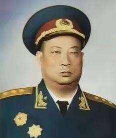 上世纪50年代的一天，成都军区司令贺炳炎上将准备外出，他的二儿子高喊：“哨兵（警