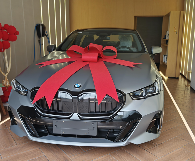 最早提车的9月改款530尊享磨砂纯灰曜夜本人6月开始看车，在4S店偶遇磨砂纯灰