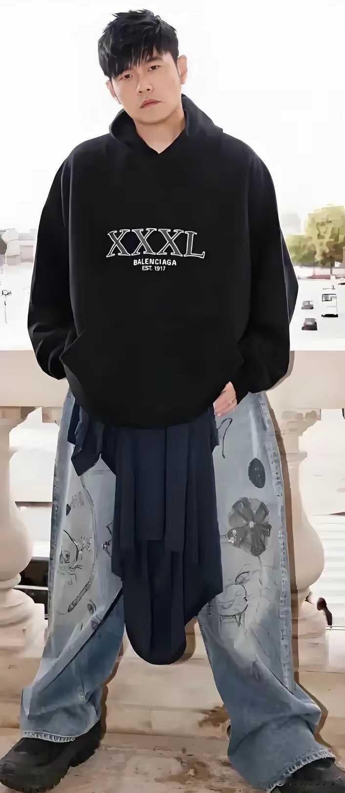 恶搞有多可怕，周杰伦多年前明明很帅气的出席活动，被恶搞成了五短身材，其实他真实照