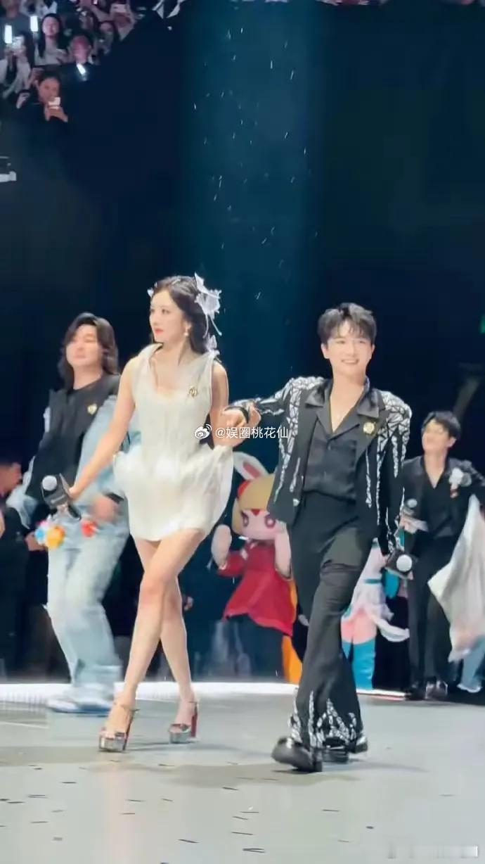 太佩服周深了，他竟然敢上前扶着杨幂，满屏都是杨幂的大长腿啊……​​​