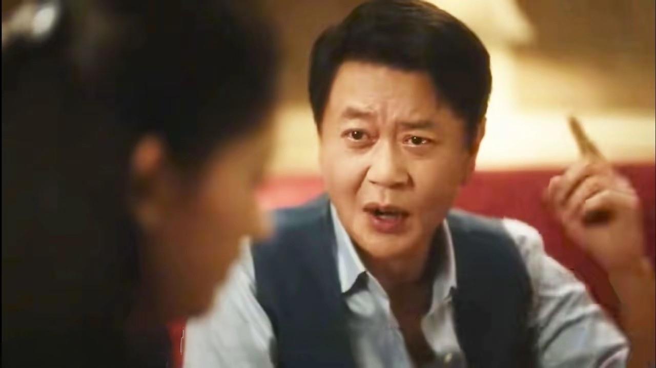 追剧《冬去春来》楚才远的出现，真让人捉摸不透。原以为他是坏人，但昨晚的剧情又出