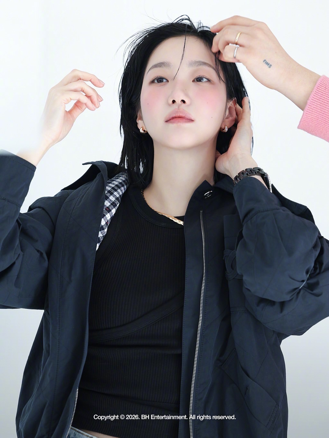 金高银ELLE韩版×CHANEL画报拍摄花絮！这件加了双Clogo的很常见