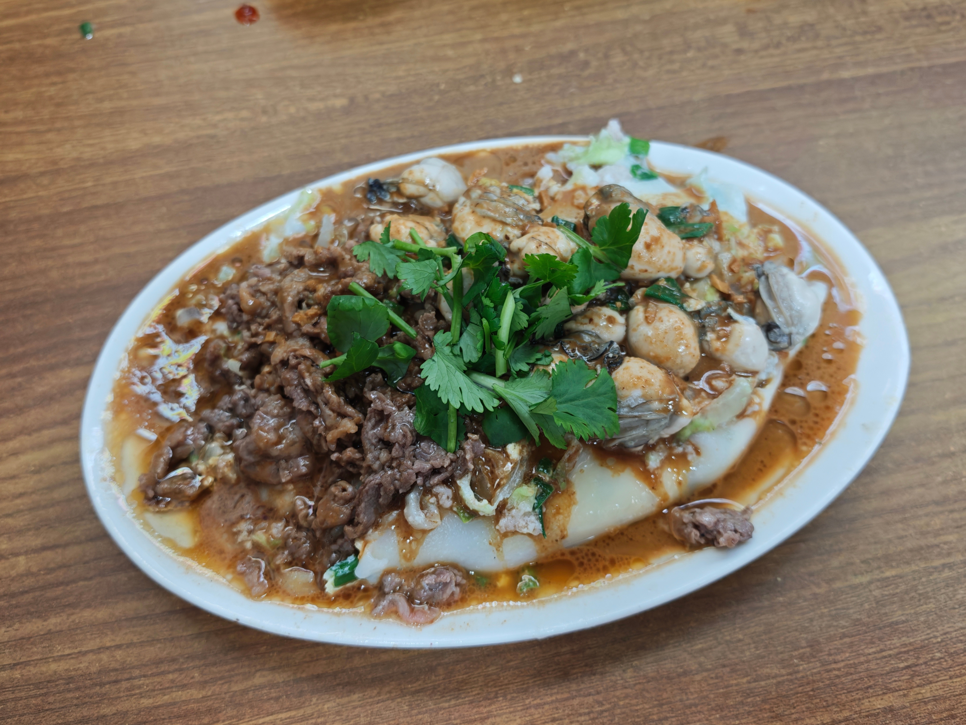 早上好，来潮州吃一份当地的花生酱肠粉热量爆表但是料超级多的[哭哭][哭哭]牛肉+生蚝
