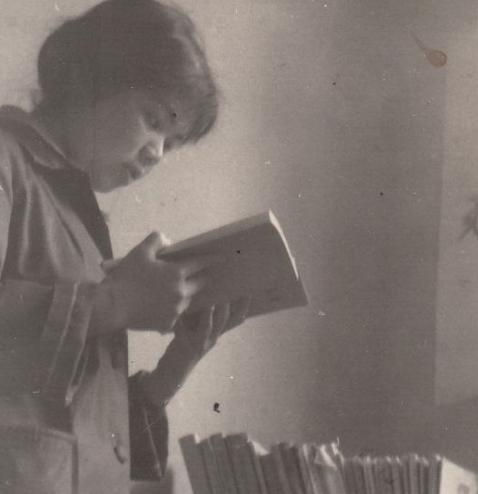 1949年，朱世君被捕，押往渣滓洞途中，一个地下党员要救她出去，她却拒绝了：“你