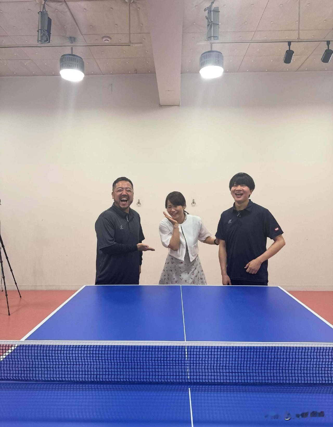 伊藤美诚的妈妈和松崎太佑教练、石田大辅教练在尼塔库总部参与拍摄工作🏓📷​​