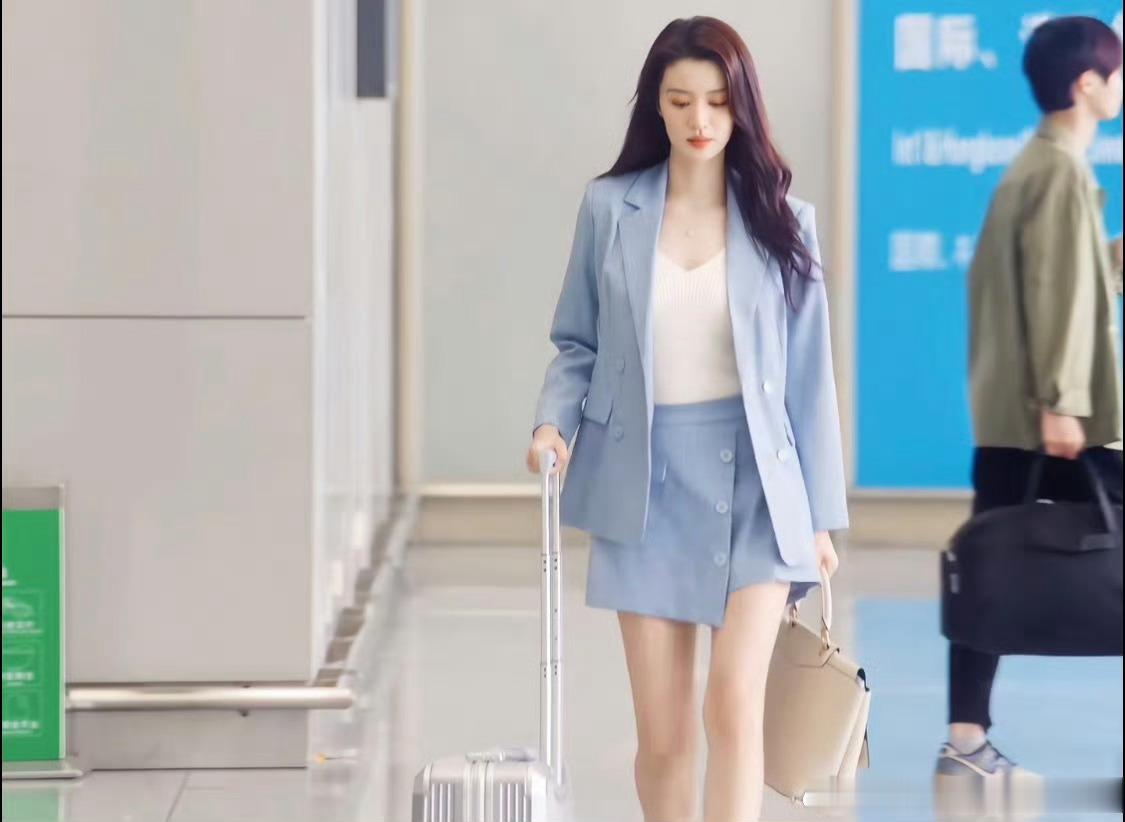 王楚然我是真的有点晕腿了彻底被王楚然的身材惊艳到，职场套装氛围感直接拉满。笔直纤