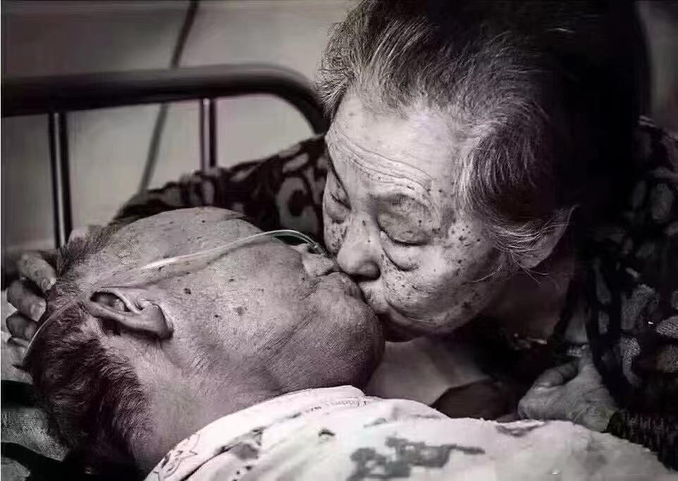 这张照片是在重症监护室拍下的。病床上的老人已经被下了病危通知，有那么一刻，昏迷中