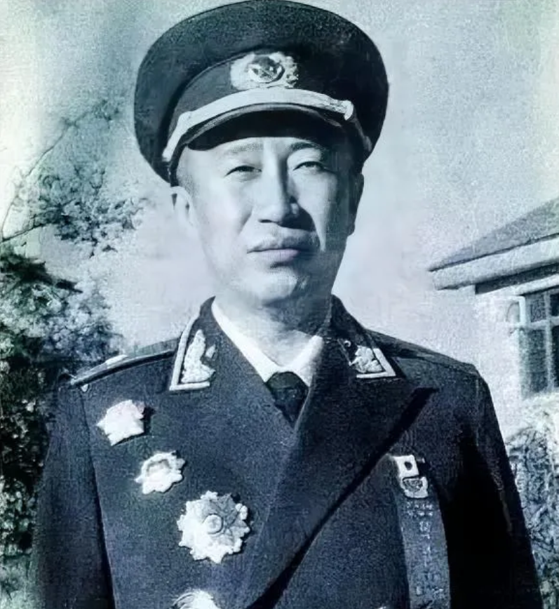 这个元帅我不当！”1955年，举行军队的授勋仪式后，彭德怀找到了毛主席大发牢骚，