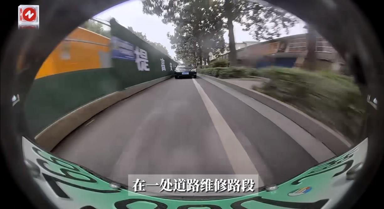“这下老实了!”10月15日,湖南一辆黑色小汽车在维修路段疯狂鸣笛,让前车让开,