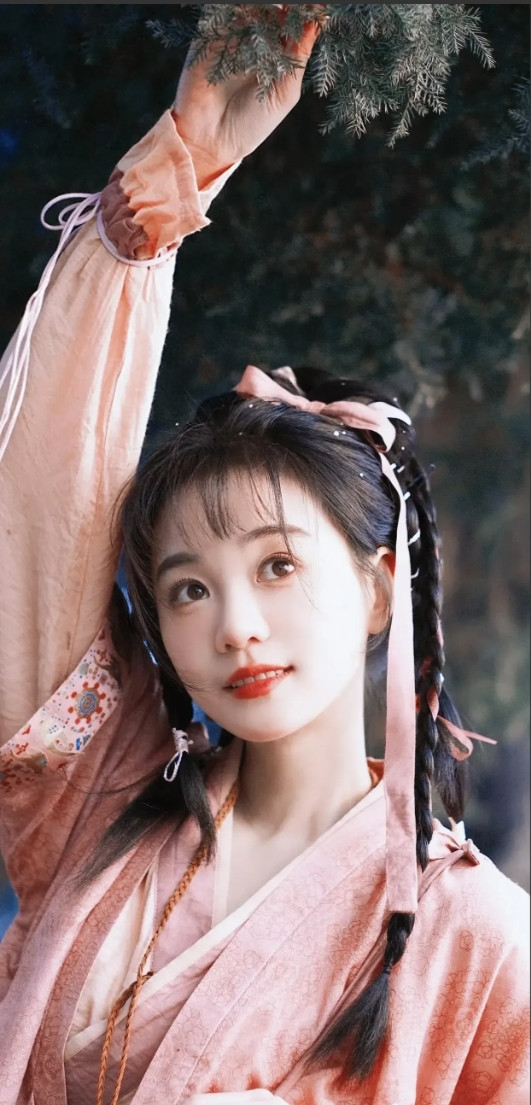 胡意旋聊起去年那档子事，现在还直嘬牙花子。她说那天接到《落花时节又逢君》补拍通知