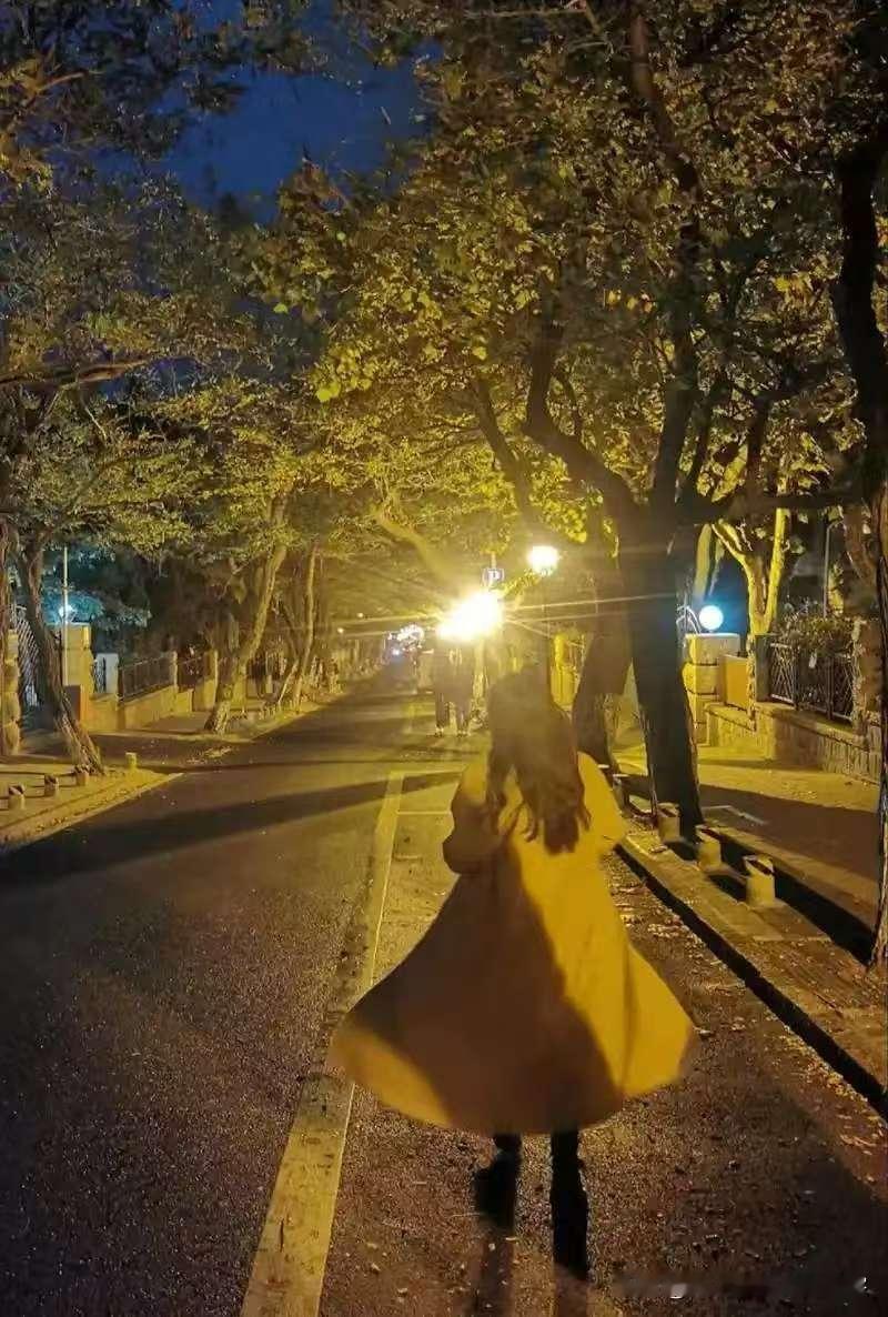 一初中同学，在饭局上认识了一位富二代，人家请她坐过一次布加迪，还请她睡过一周的五