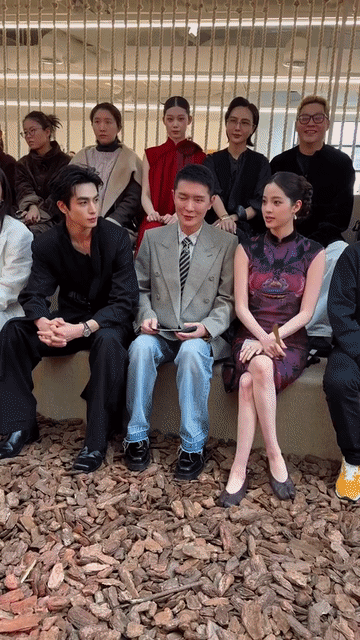 宋威龙的脖子太夸张了，人类脖子长度的极限了吧，感觉长到有点怪异了，这么小的脸加上