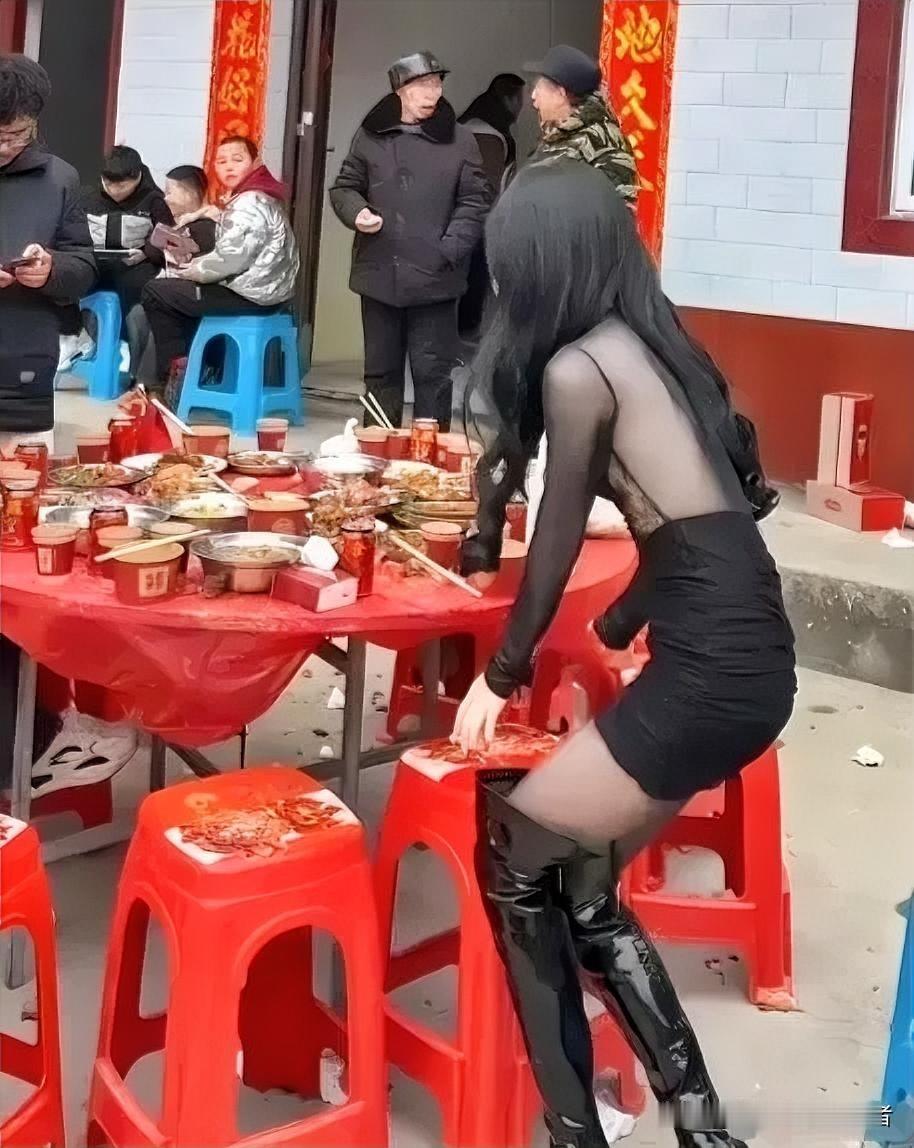 现在的农村干啥都越来越方便了，以前家里人多，办个红白喜事，都要提前天不亮就把菜买