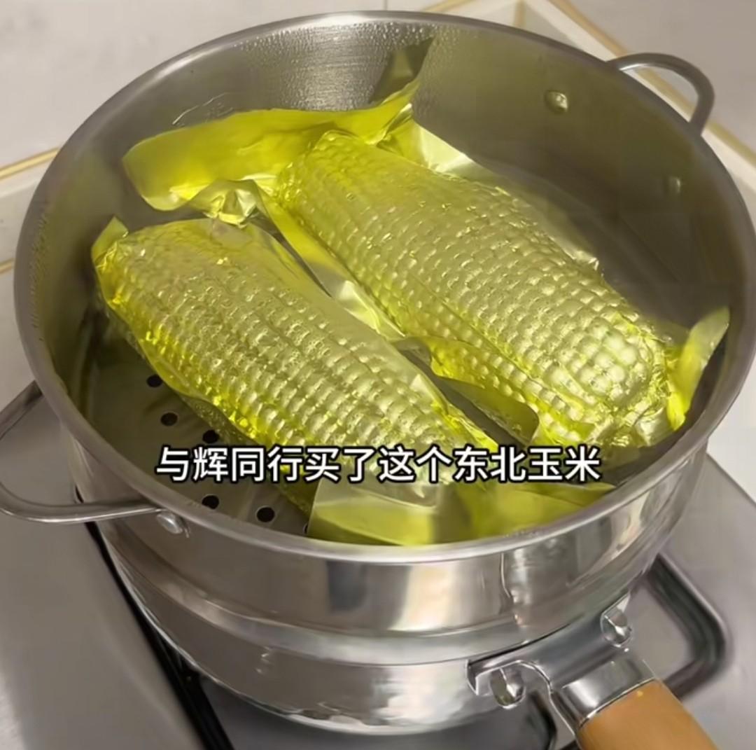 与辉同行东北行买的黄糯玉米，看到这位粉丝的操作，把东北人吓出了一身冷汗！一位粉