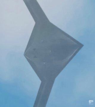 一架东方无人隐形轰炸机新照曝光。这架轰炸机的大小与美国有人驾驶的B-21轰炸机