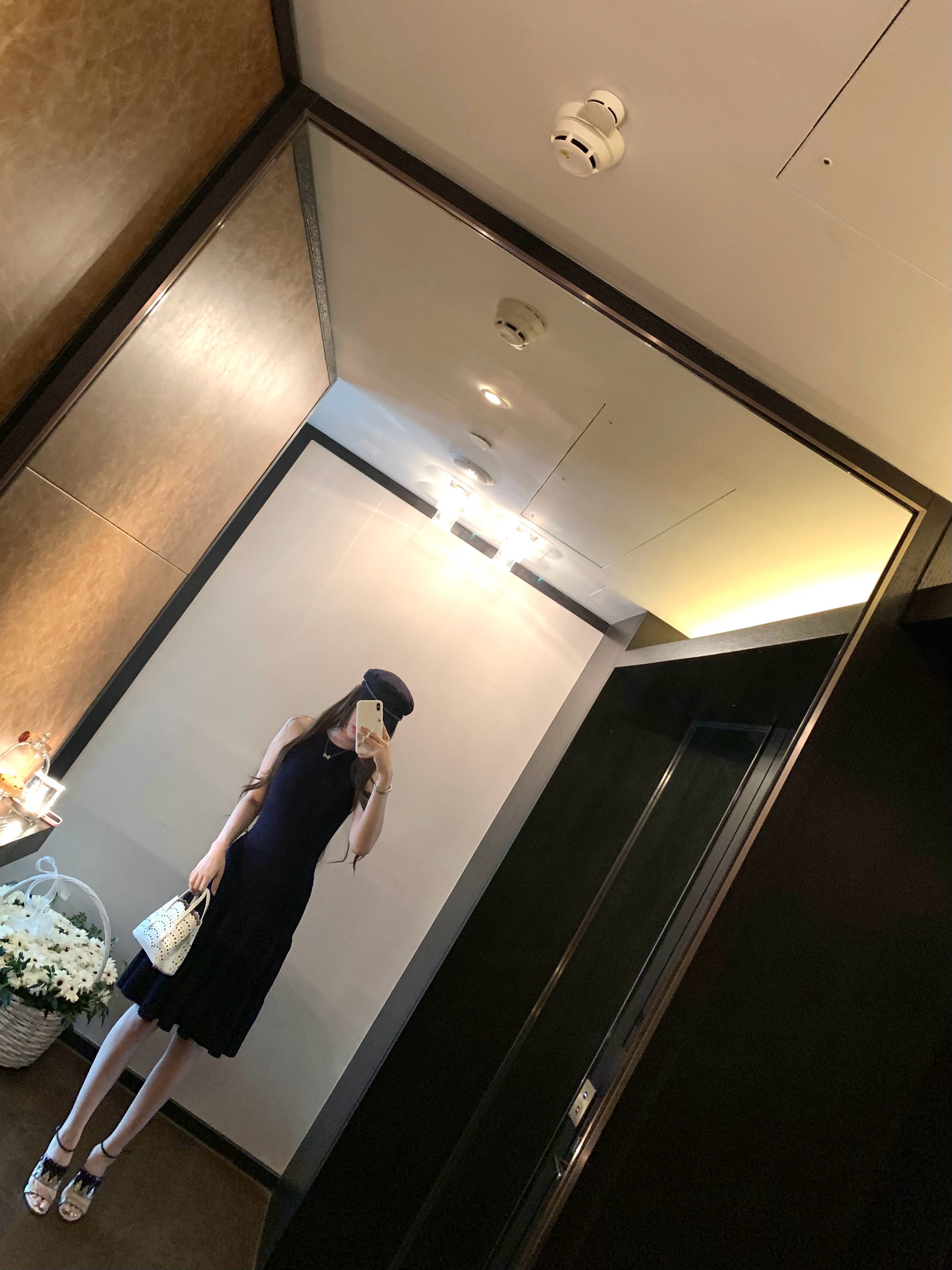 穿上就很显白的藏蓝色显瘦这种长度的连衣裙很古早的cd和ala的风格这种材质