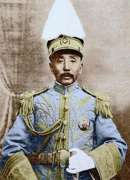 1891年，16岁的张作霖遭遇了困难去乞讨，孙寡妇看上了他，解开衣服扣子，拿
