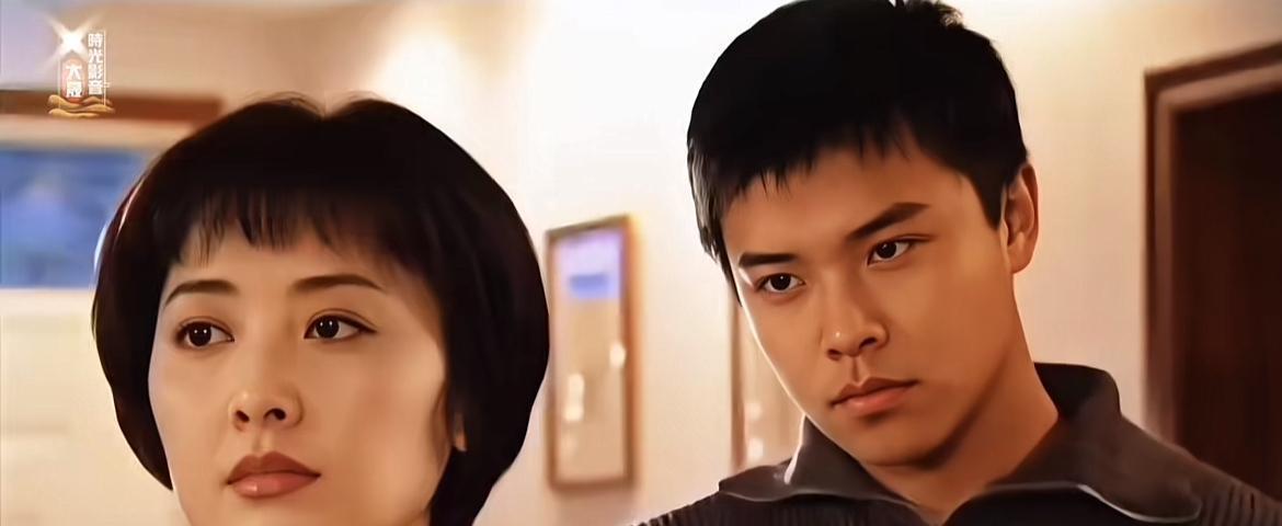 2000年，49岁的朱琳和23岁的陈思诚在片场拍吻戏，舆论炸了。当时，她是《西